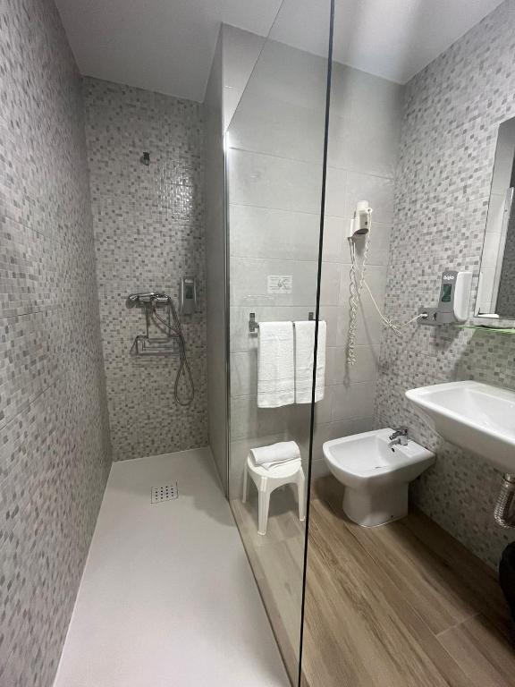 Baño moderno con lavabo y bidé